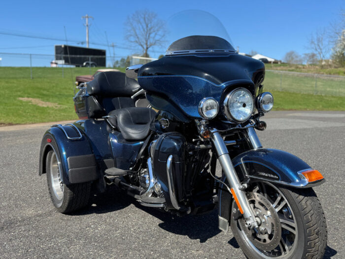 2012 Harley-Davidson Triglide Ultra Classic FLHTCUTG Trike One Owner w/ only 10K Miles!