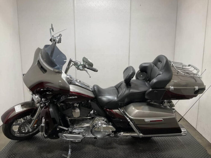 2015 Harley-Davidson CVO™ Screamin' Eagle Ultra Classic Limited FLHTKSE 110" $17,995 (In Transit)