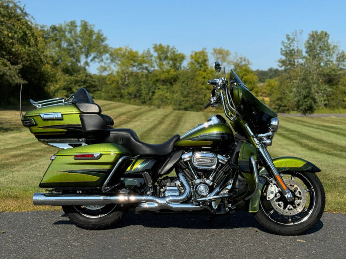2017 Harley-Davidson Screamin' Eagle CVO Ultra Limited FLHTKSE Only 6,189 Miles!