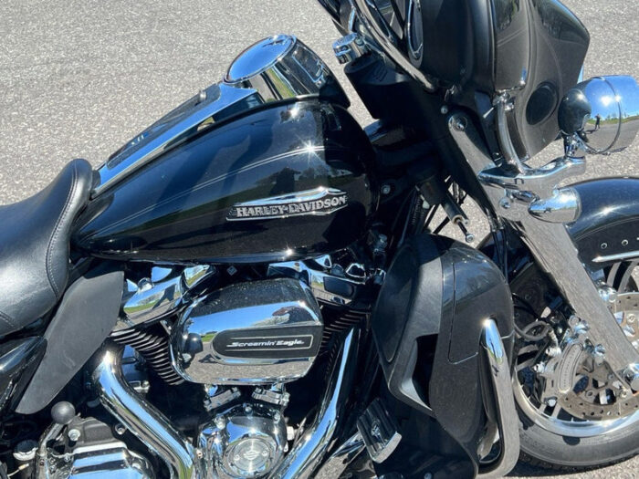 2018 Harley-Davidson Tri Glide Ultra FLHTCUTG M8 Touring Trike One Owner w/ Low Miles (In Transit)